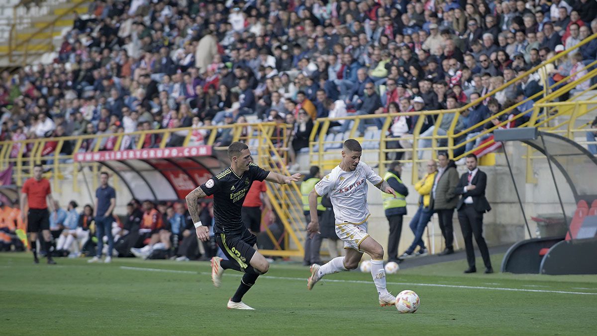 Roberto Alarcón conduce el balón ante la presión de un jugador del Real Madrid Castilla. | SAÚL ARÉN