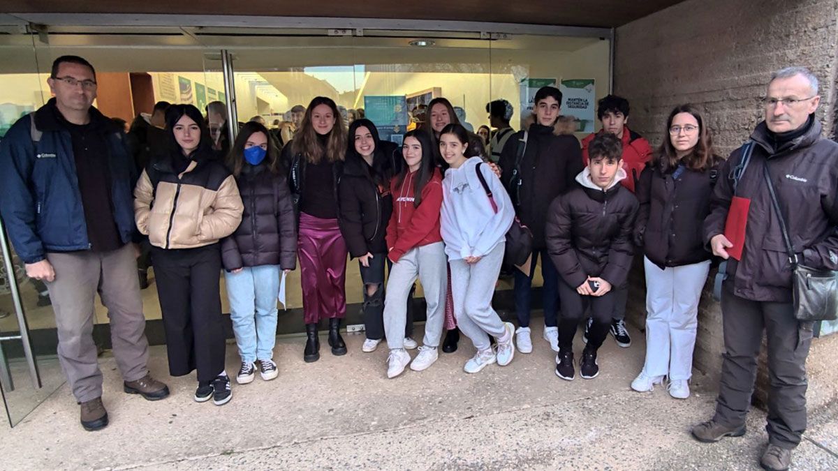 Entrada de los alumnos ourensanos en el Congreso.