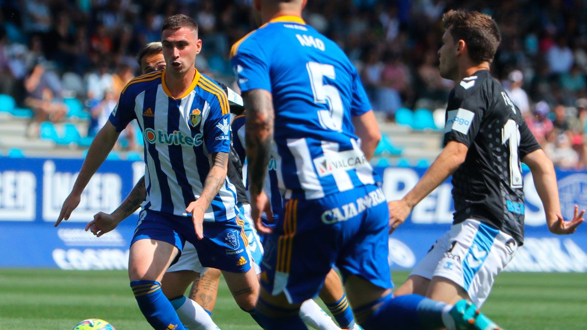 Diéguez y Amo ante la presión de un jugador del Málaga en el último partido disputado en El Torlaín. | LA LIGA
