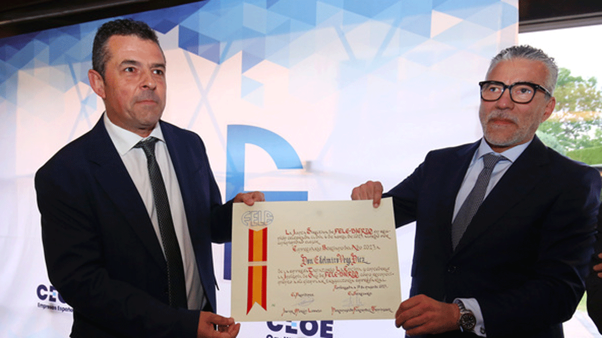 Javier Morán (i) hace entrega del reconocimiento a Delmiro Vega (d). | César Sánchez Javier Morán (i) hace entrega del reconocimiento a Delmiro Vega (d). | César Sánchez
