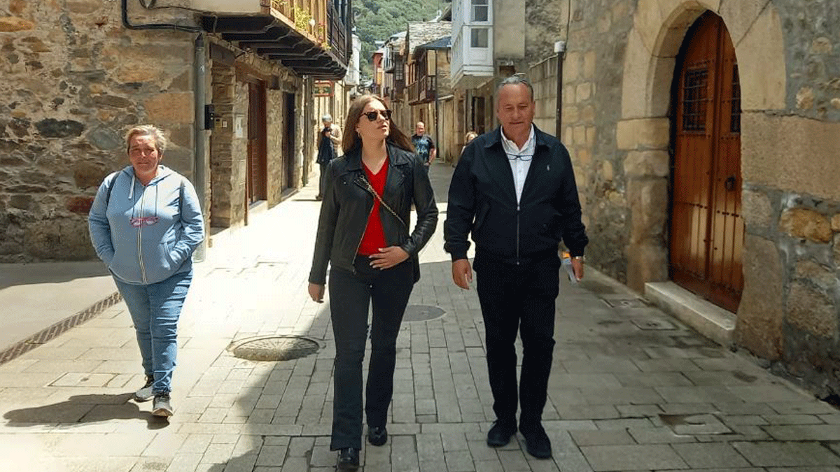 Ester Muñoz con Alfonso Arias por las calles de Molinaseca.