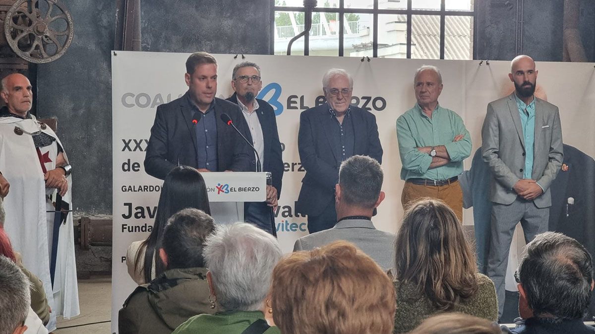 Acto de entrega del premio a Javier Prado. Acto de entrega del premio a Javier Prado.