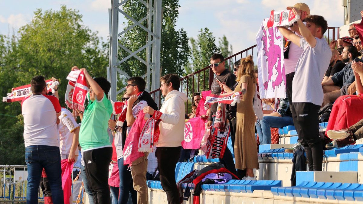 Los aficionados de la Cultural estuvieron presentes en Salamanca pese a la derrota. | IRENE RC