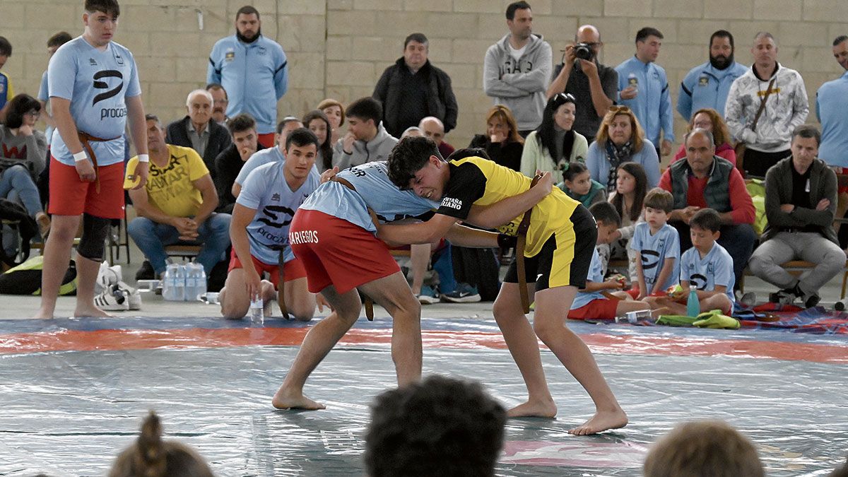 Los puntos de los luchadores de base resultaron fundamentales en la contundente victoria de Aluches frente a Valle Curueño&Montaña Oriental. :: SAÚL ARÉN Los puntos de los luchadores de base resultaron fundamentales en la contundente victoria de Aluches frente a Valle Curueño&Montaña Oriental. :: SAÚL ARÉN
