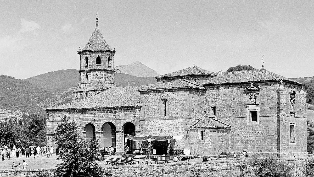 El Santuario de la Virgen de la Velilla ya es un espectáculo en sí mismo, pero además acoge las romerías de todos los pueblos de la comarca. | FERNANDO RUBIO