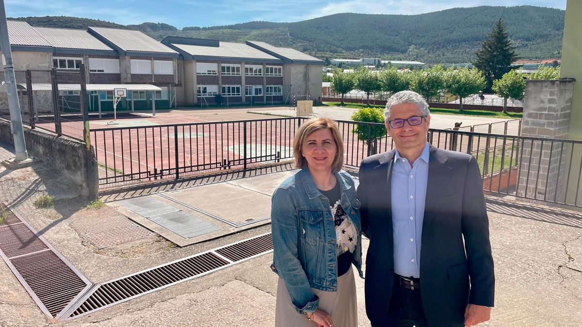 Alcaldesa de Fabero y encargado de Cupa Group ante el colegio en el que se realizará la actuación.