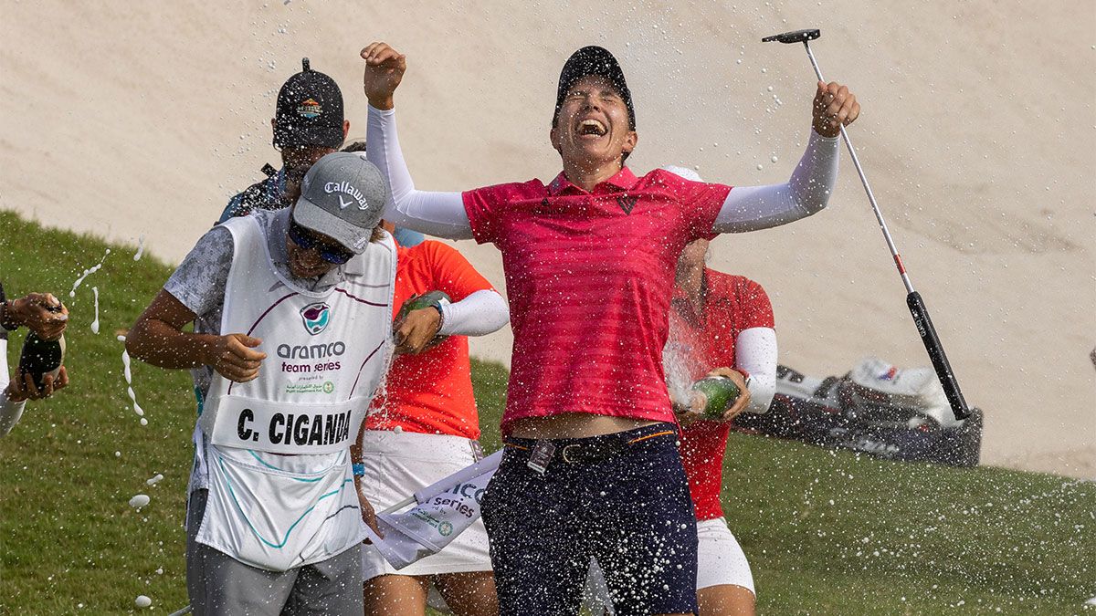 Álvaro Prada, a la izquierda, bañado en champán junto a Carlota Ciganda en la celebración.  | TRISTAN JONES / LET