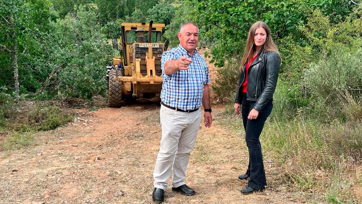 El candidato con la presidenta del partido examinando las obras.