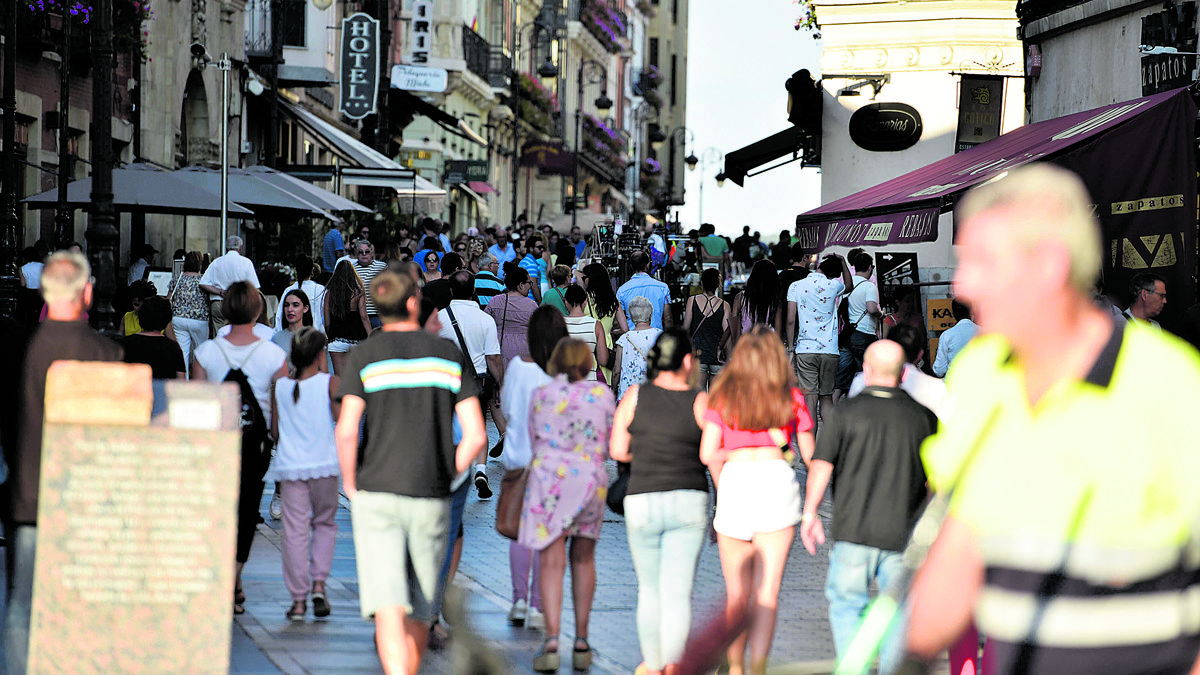 Los indicadores urbanos dejan un año más pérdida de población y envejecimiento en la ciudad de León. | SAÚL ARÉN