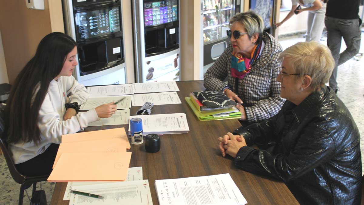 Dos alumnas realizando la inscripción a los cursos | L.N.C.