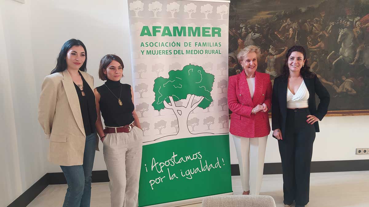 Las fundadoras de Afammer León junto a la presidenta a nivel nacional, Carmen Quintanilla | L.N.C.