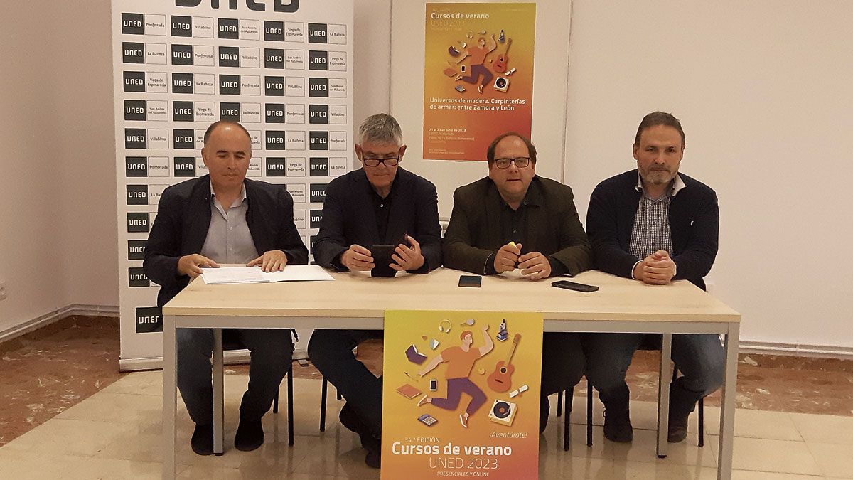 Un momento de la presentación en La Bañeza del Curso de Verano de la UNED ‘Universos de madera’. | L.N.C.