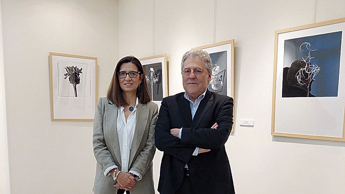 Julia González Liébana en la exposición junto a Justo Zambrana, director del Colegio de España en París. | L.N.C.