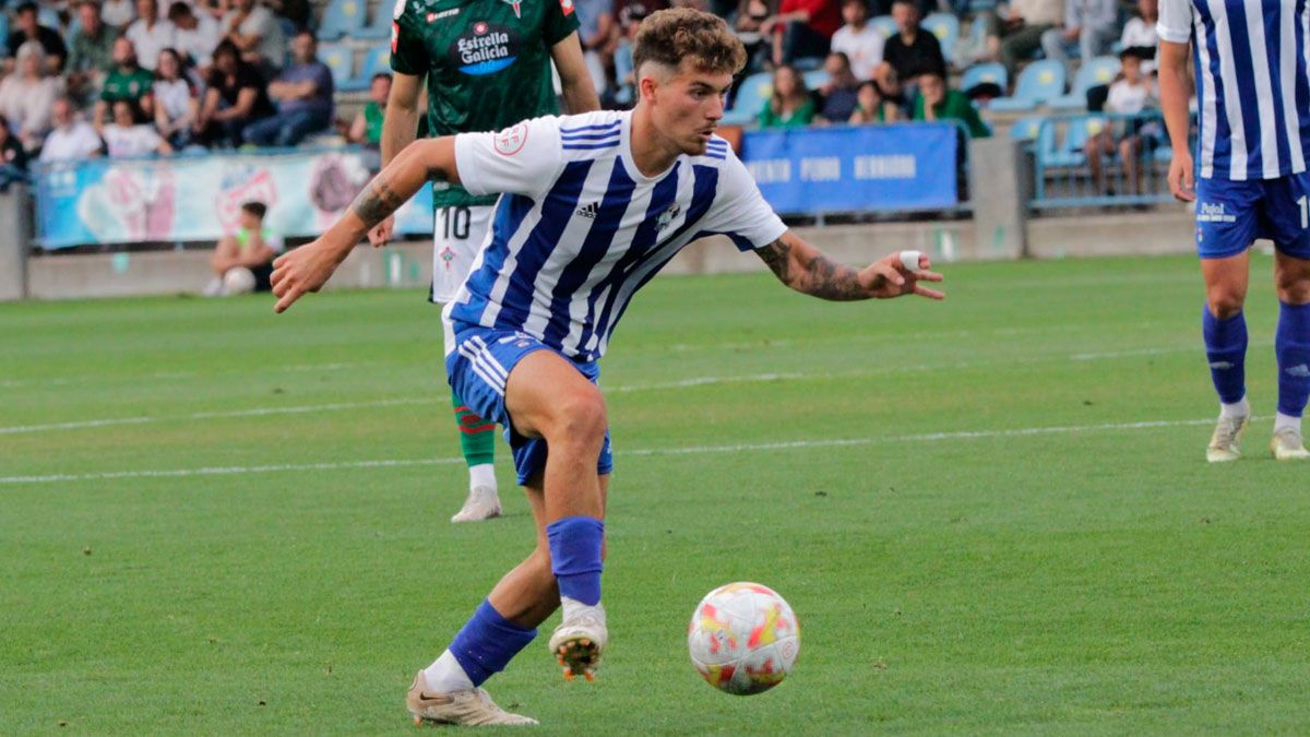 Álvaro Juan controla el balón durante el partido que enfrentó al Talavera con el Racing de Ferrol. | CF TALAVERA