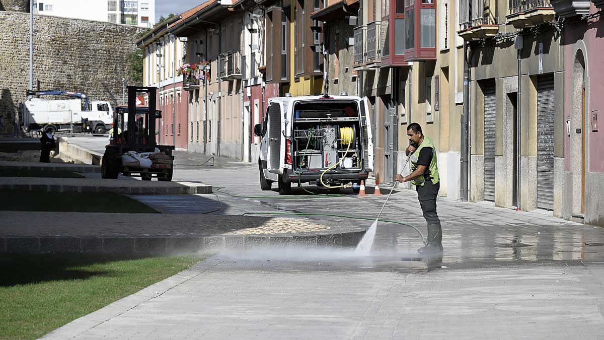 Tareas de limpieza en la calle Carreras después de que hayan concluido las obras de peatonalización. | SAÚL ARÉN