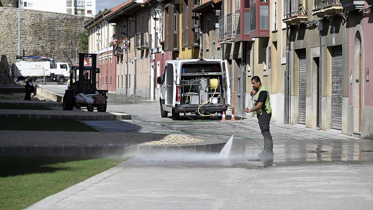 Tareas de limpieza en la calle Carreras después de que hayan concluido las obras de peatonalización. | SAÚL ARÉN Tareas de limpieza en la calle Carreras después de que hayan concluido las obras de peatonalización. | SAÚL ARÉN