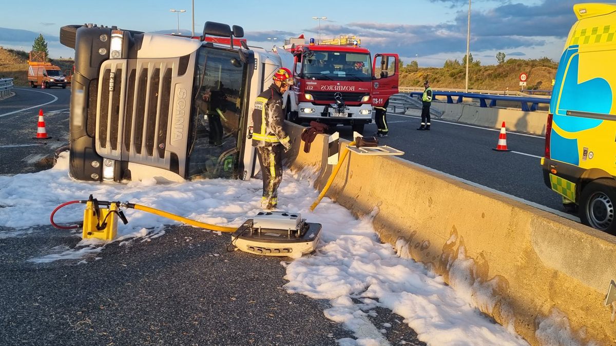 Imagen del camión volcado en la incorporación a la autopista AP-71. | BOMBEROS AYTO. DE LEÓN Imagen del camión volcado en la incorporación a la autopista AP-71. | BOMBEROS AYTO. DE LEÓN
