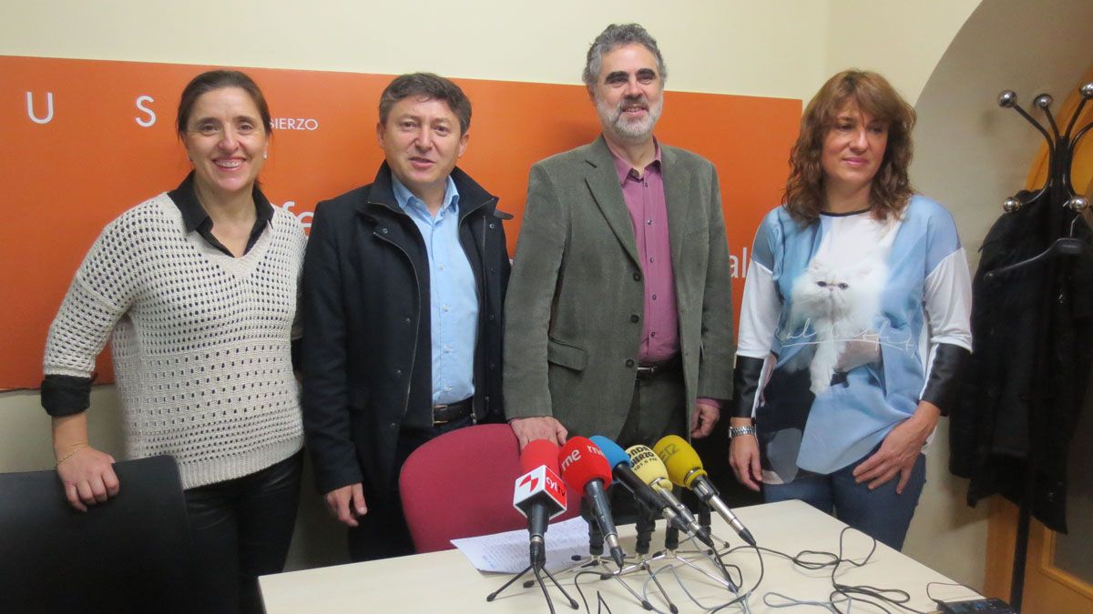 Isabel Baílez, Samuel Folgueral, Fernando Álvarez y Cristina López Voces, en la sede municipal de USE Bierzo. | L.N.C.