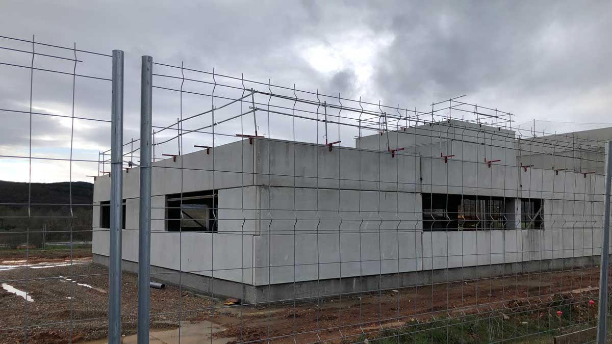Estado del parque de bomberos de Cisteirna, en el polígono de Vidanes | L.N.C. Estado del parque de bomberos de Cisteirna, en el polígono de Vidanes | L.N.C.