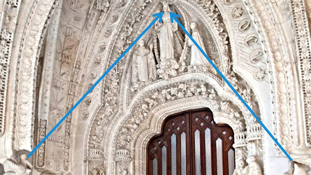 Detalle del Portal del Rosario (excepcional programa iconográfico ideado por Gaudí).