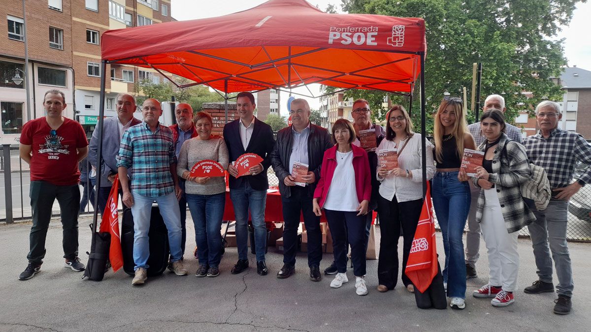 Cerdán con la candidatura del PSOE en Ponferrada y el secretario de la Provincial en Ponferrada. | MAR IGLESIAS