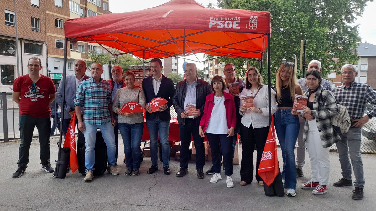Cerdán con la candidatura del PSOE en Ponferrada y el secretario de la Provincial en Ponferrada. | MAR IGLESIAS Cerdán con la candidatura del PSOE en Ponferrada y el secretario de la Provincial en Ponferrada. | MAR IGLESIAS