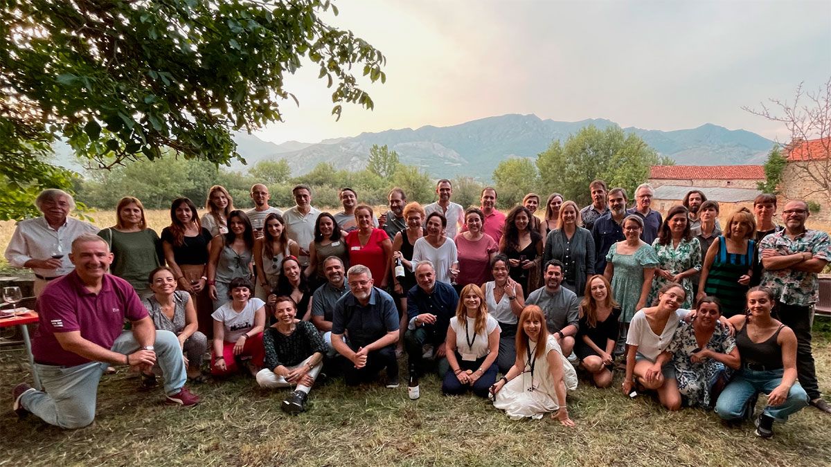 Participantes de la primera edición de la experiencia de la agencia Prodigioso Volcán que mezcla literatura, bienestar y naturaleza en San Emiliano. | L.N.C.