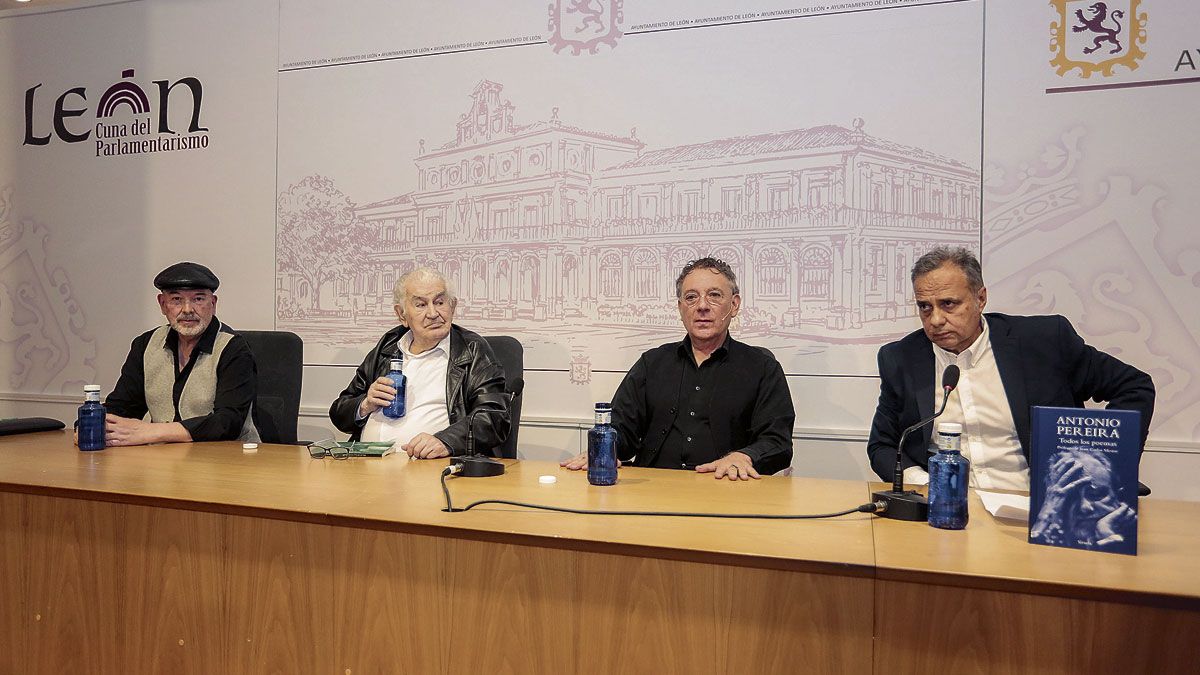 Imagen del acto de presentación de los recopilatorios en León. | CAMPILLO (ICAL)