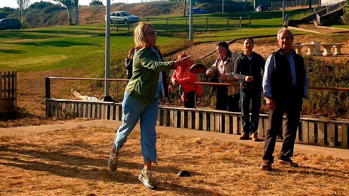 La candidata del PP en San Andrés, jugó a los bolos en Ferral del Bernesga. | L.N.C.