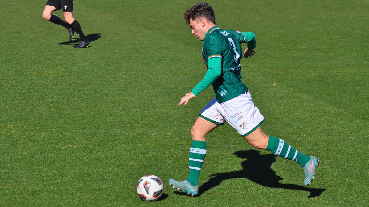 Marcos controla el balón durante un partido del Coruxo esta temporada. | CORUXO FC