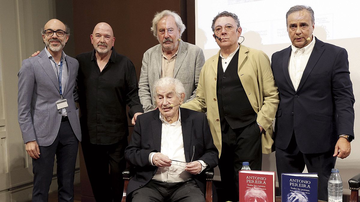 Javier Ortega, Cuco Pérez, Julio Llamazares, Juan Carlos Mestre, Joaquín Otero y Antonio Gamoneda en el homenaje a Pereira. | JUAN LÁZARO (ICAL)