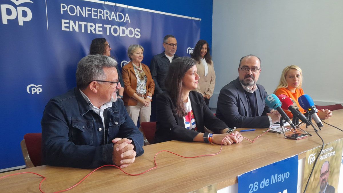 Morala y su equipo despidiendo la campaña en Ponferrada. | MAR IGLESIAS
