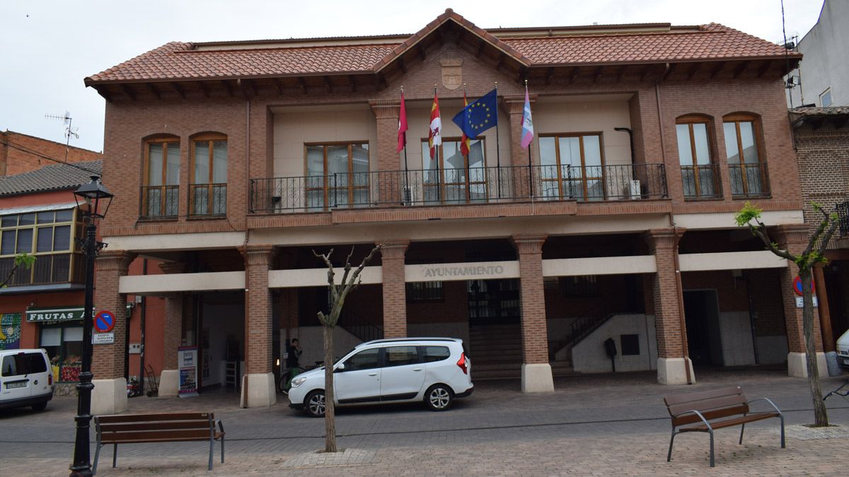 Vista del Ayuntamiento de Santa María del Páramo. | A. RODRÍGUEZ