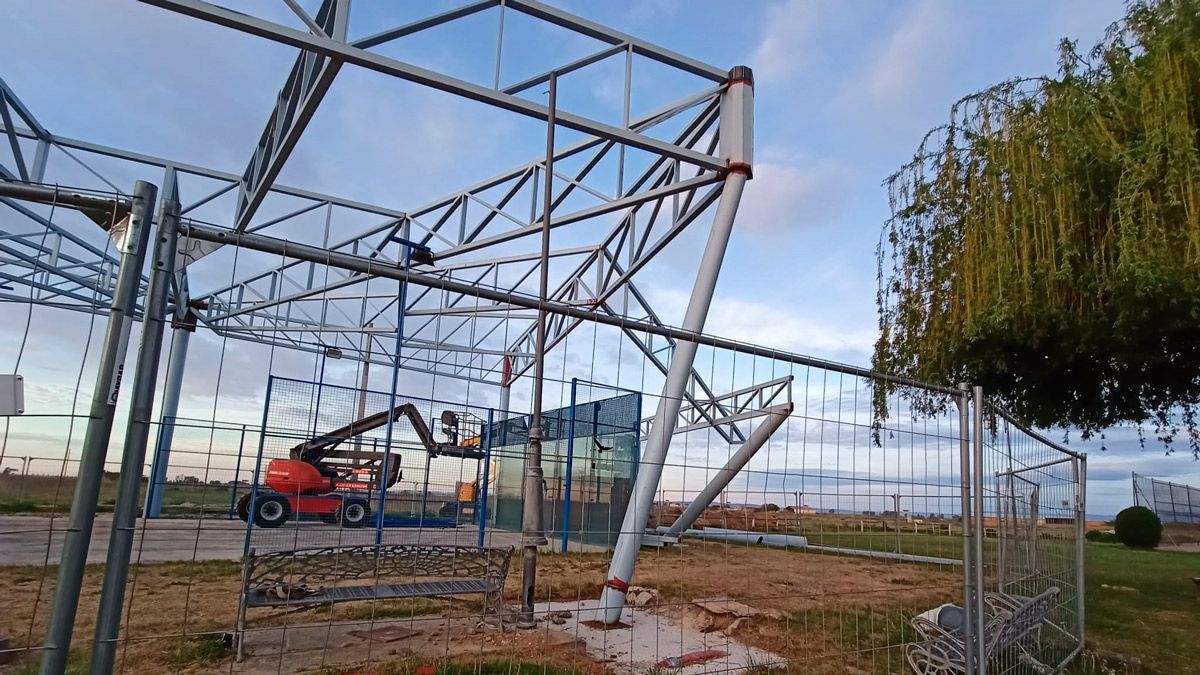 Estado que presentan las obras de la cubierta de la pista de pádel. | L.N.C.