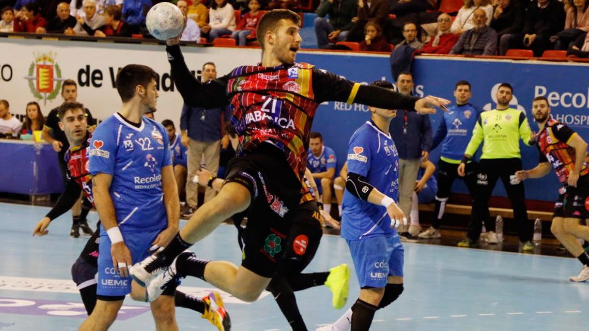 Tiago Sousa lanza entre defensores del Valladolid en el choque de la primera vuelta. | ENRIQUE LÓPEZ / ALEJANDRO NIETO