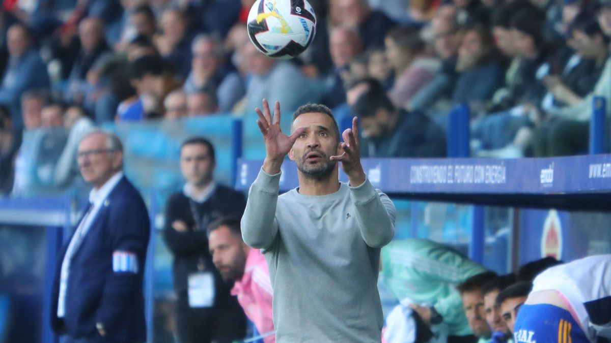 Juanfran atrapa un balón en el último choque en El Toralín. | SDP