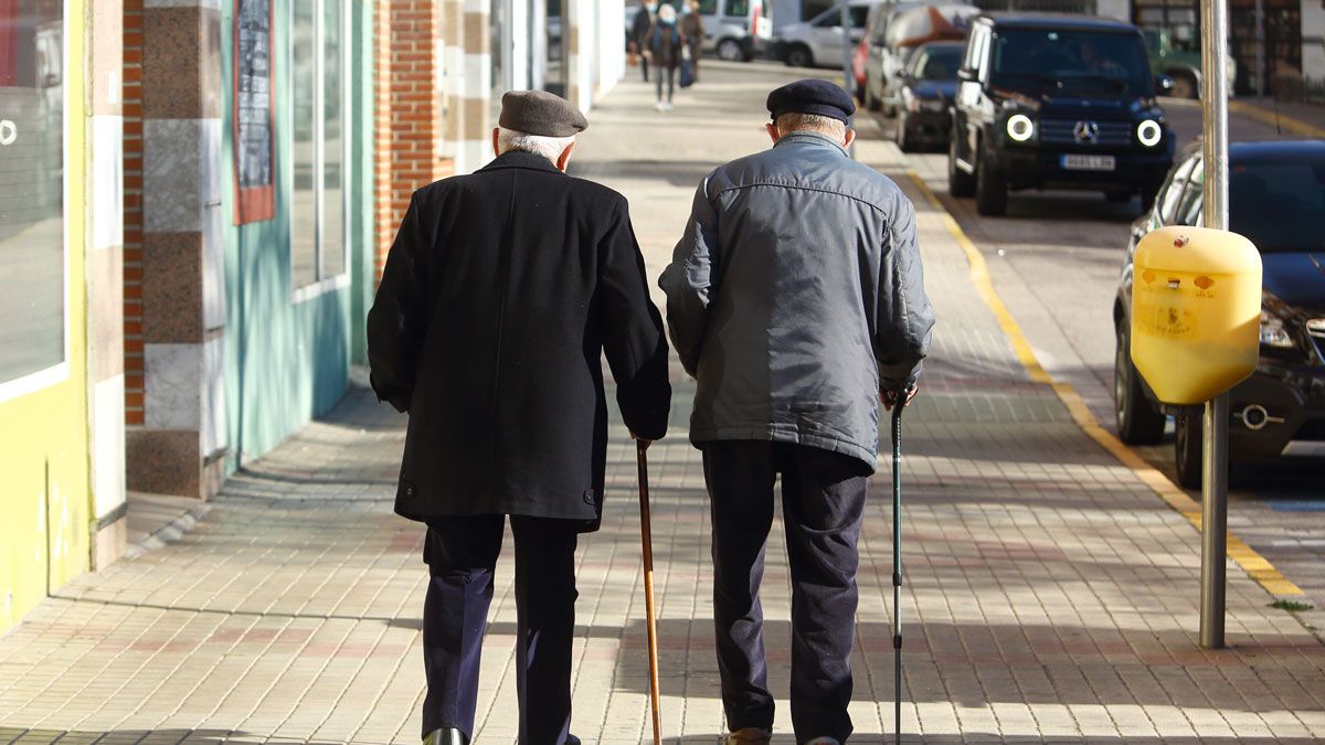 Imagen de archivo de dos ancianos caminando por Ponferrada | ICAL