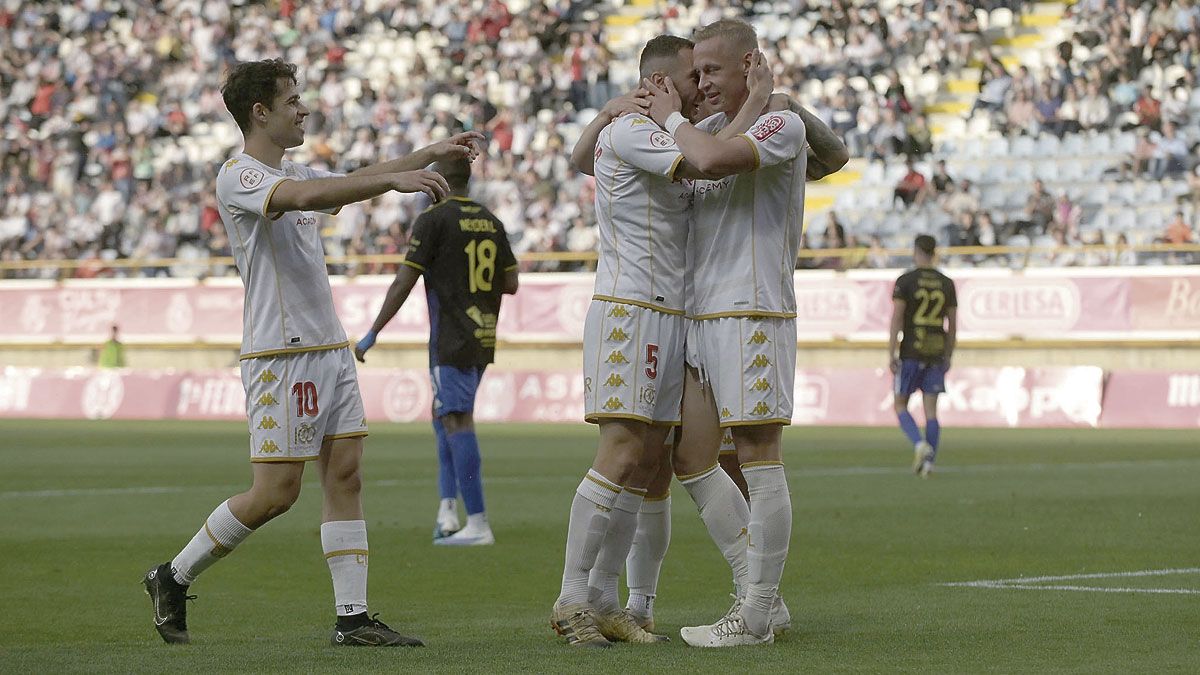 Solís y Amelibia acuden a abrazar a Obolskii tras marcar el ruso el 1-0 que puso por delante a la Cultural.| JESÚS F. SALVADORES