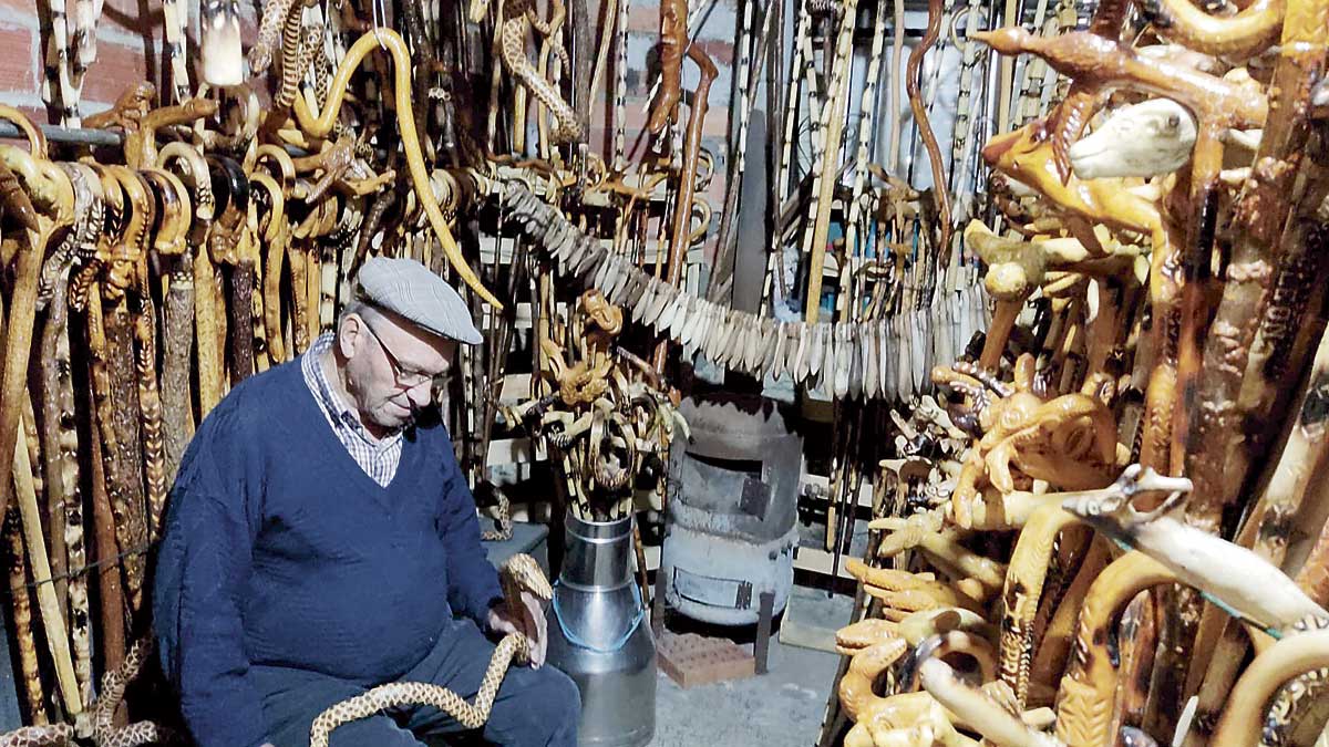 Dice el pastor, reconvertido en artesano, que la naturaleza le ha regalado las piezas de materia prima más bellas, «que estaban bajo tierra» | JESÚS G.G. Dice el pastor, reconvertido en artesano, que la naturaleza le ha regalado las piezas de materia prima más bellas, «que estaban bajo tierra» | JESÚS G.G.