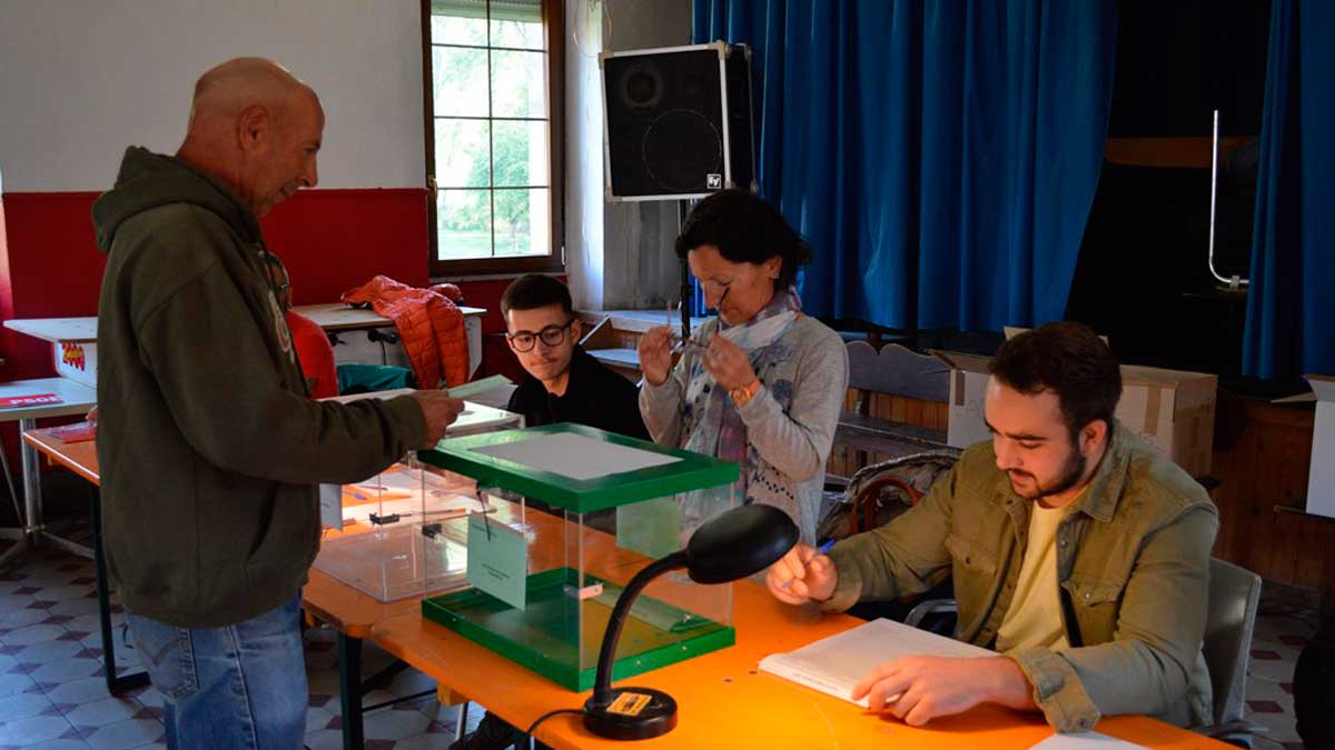 El primer votante, Ramón Cuesta, y los dos mozos de los 70 lereles, Jesús y Jorge | L.N.C