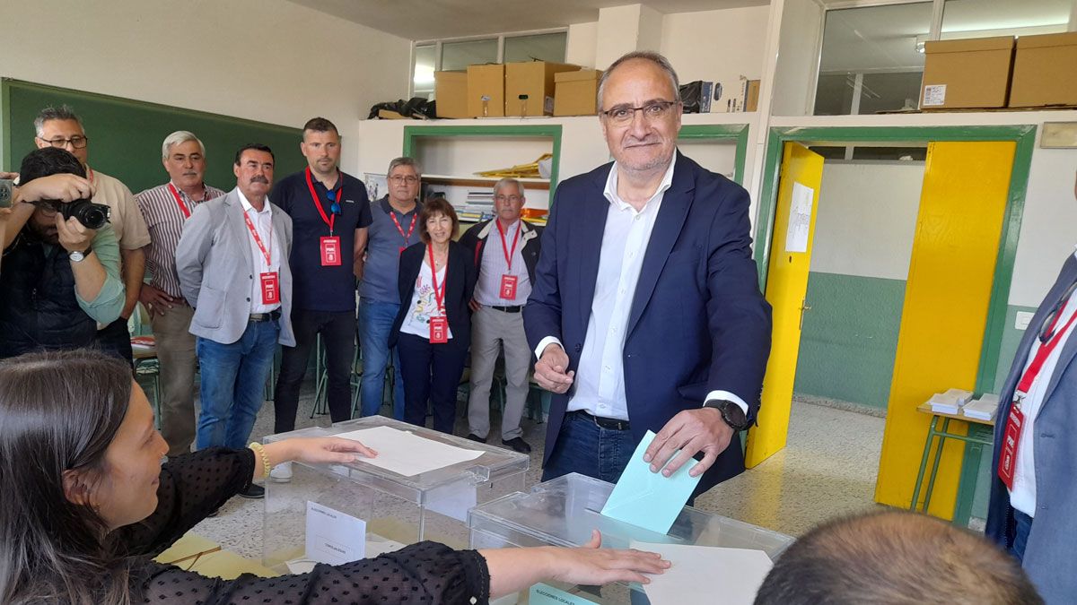 Ramón ejerciendo su derecho al voto en el colegio La Cogolla. | MAR IGLESIAS