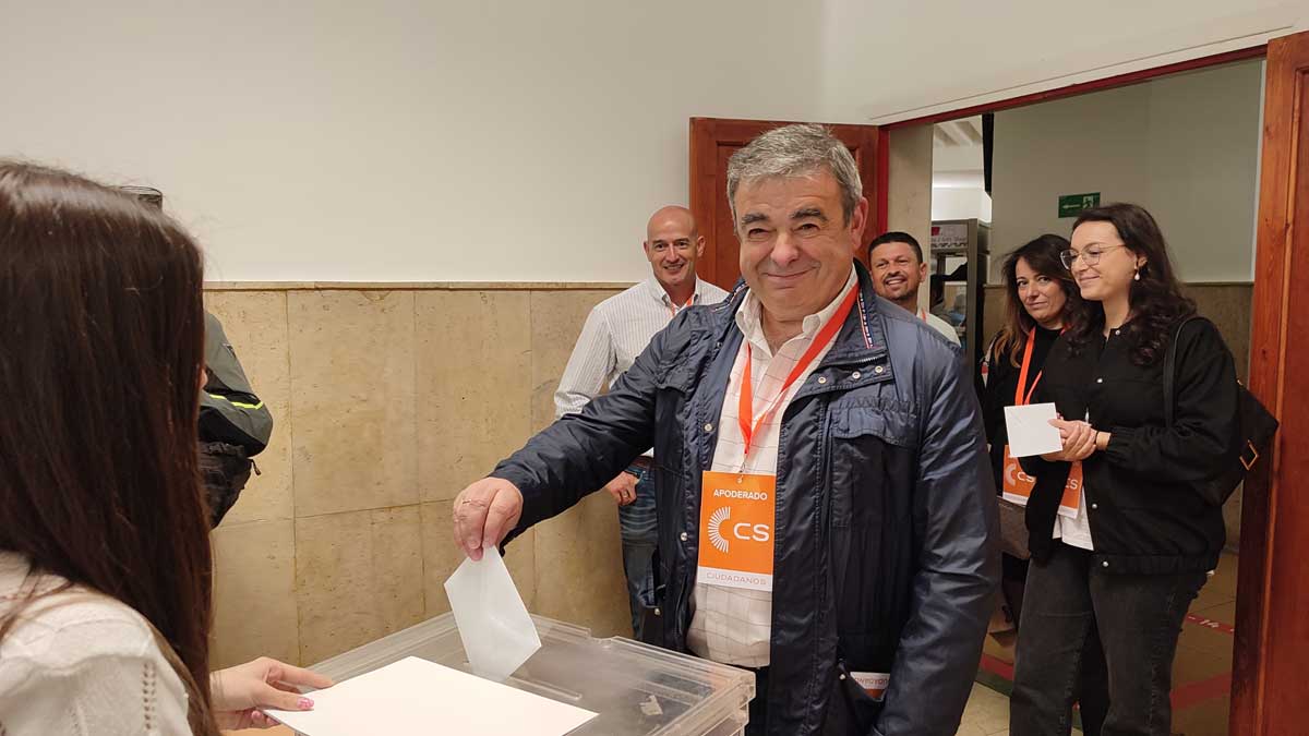 Justo Fernández en el momento de presentar su papeleta | L. N.C. Justo Fernández en el momento de presentar su papeleta | L. N.C.