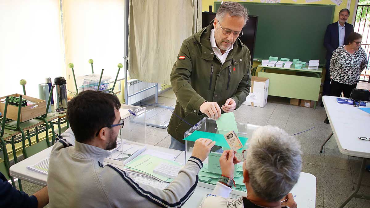 El presidente de las Cortes de Castilla y León, Carlos Pollán, durante el ejercicio democrático | L.N.C.