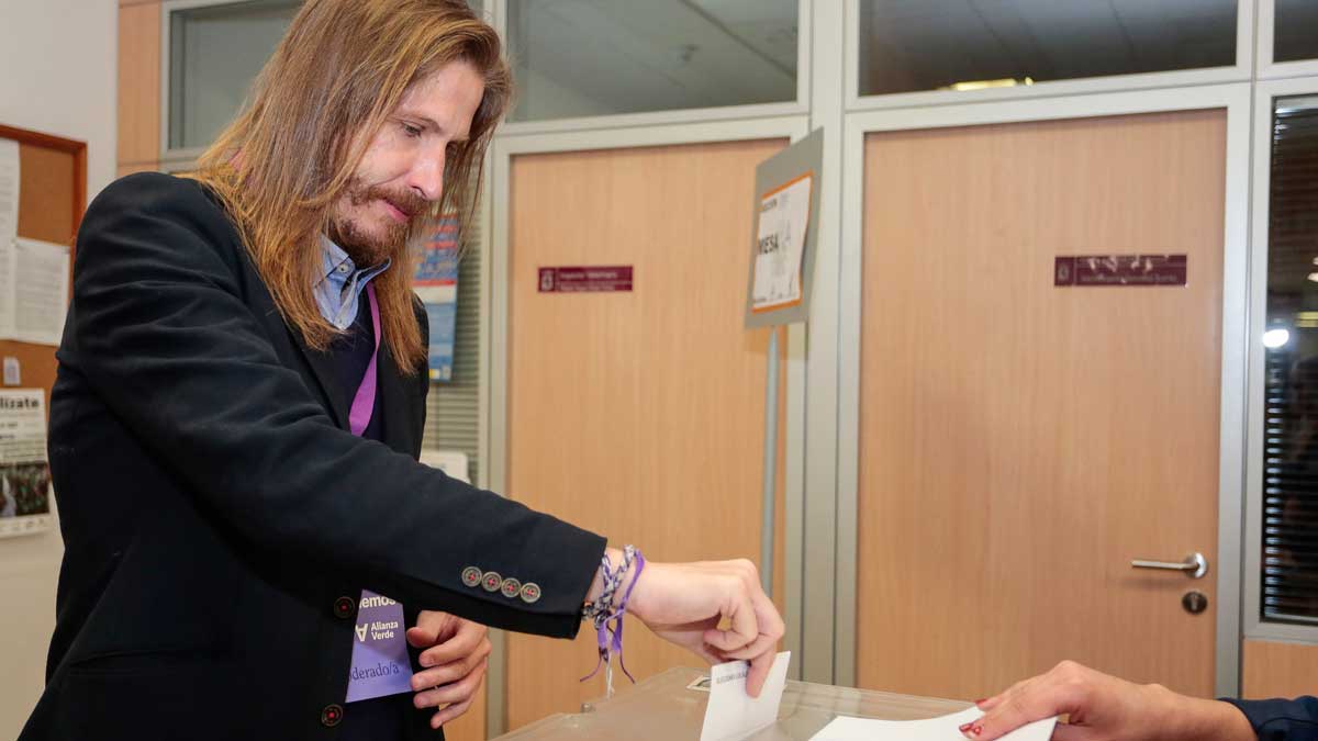 Pablo Fernández en el momento en que metía la papeleta en la urna | L.N.C.