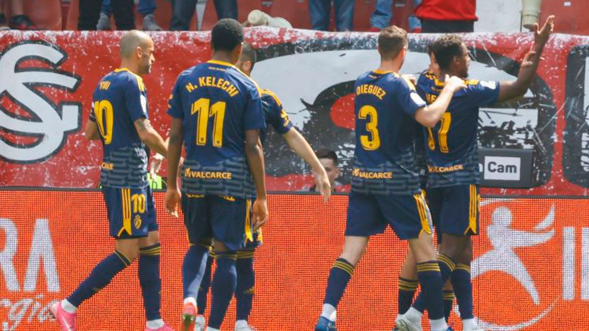 Los jugadores de la Deportiva celebran un gol en El Molinón. | LA LIGA