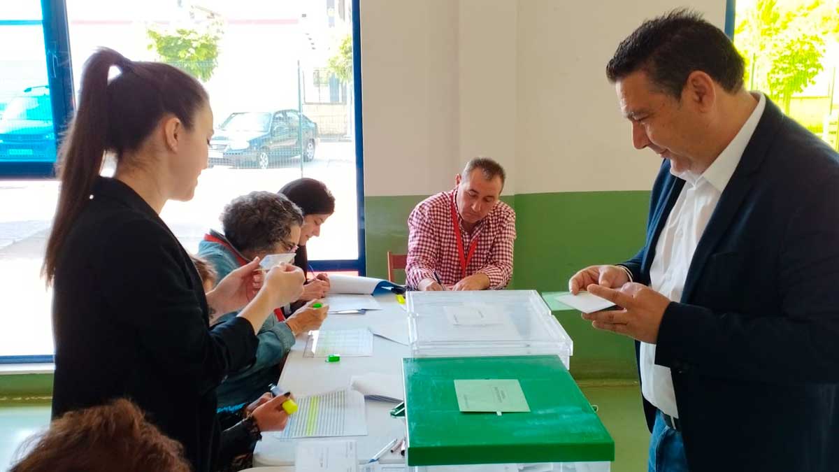 Luis Mariano Santos vota en Cistierna. | L.N.C.