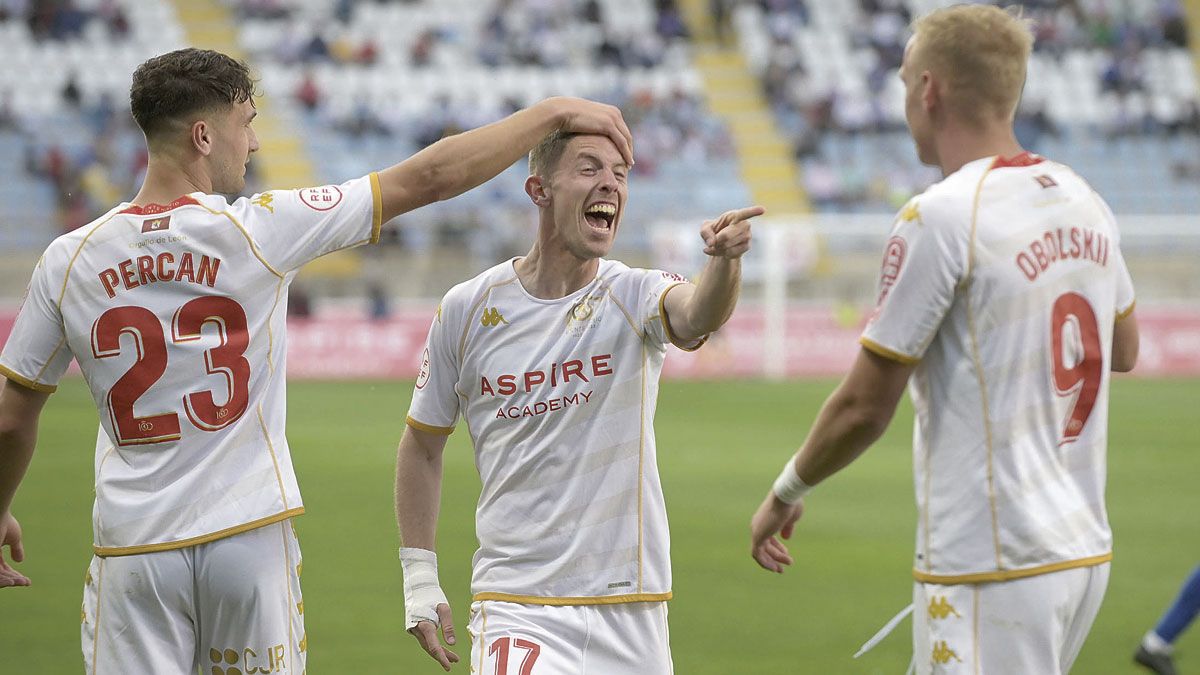 Tarsi celebra con Percan y Obolskii uno de los goles ante el Talavera. | JESÚS F. SALVADORES