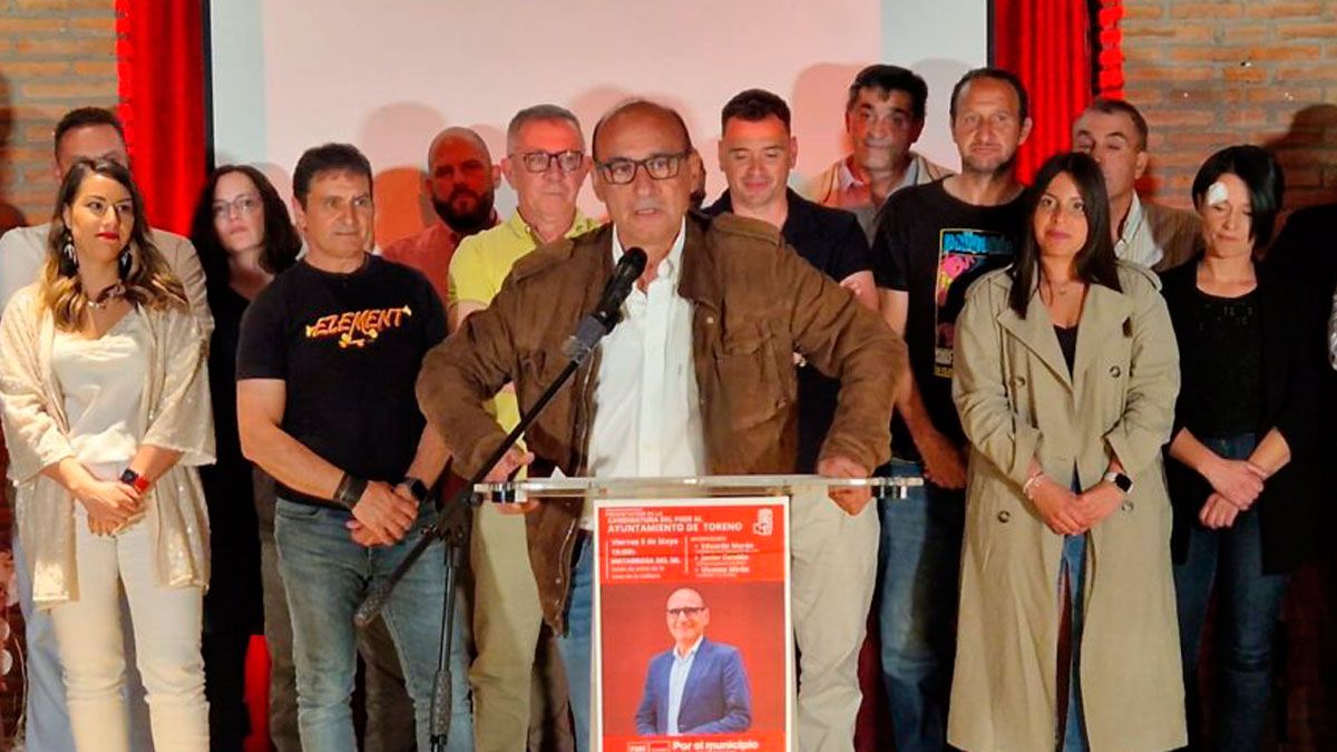 Mirón en el último mítin de campaña. Mirón en el último mítin de campaña.