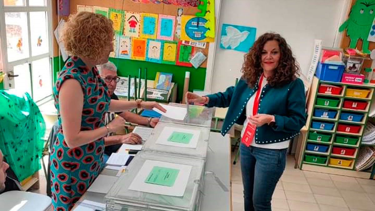 La alcaldesa de Bembibre ejerciendo su derecho al voto.