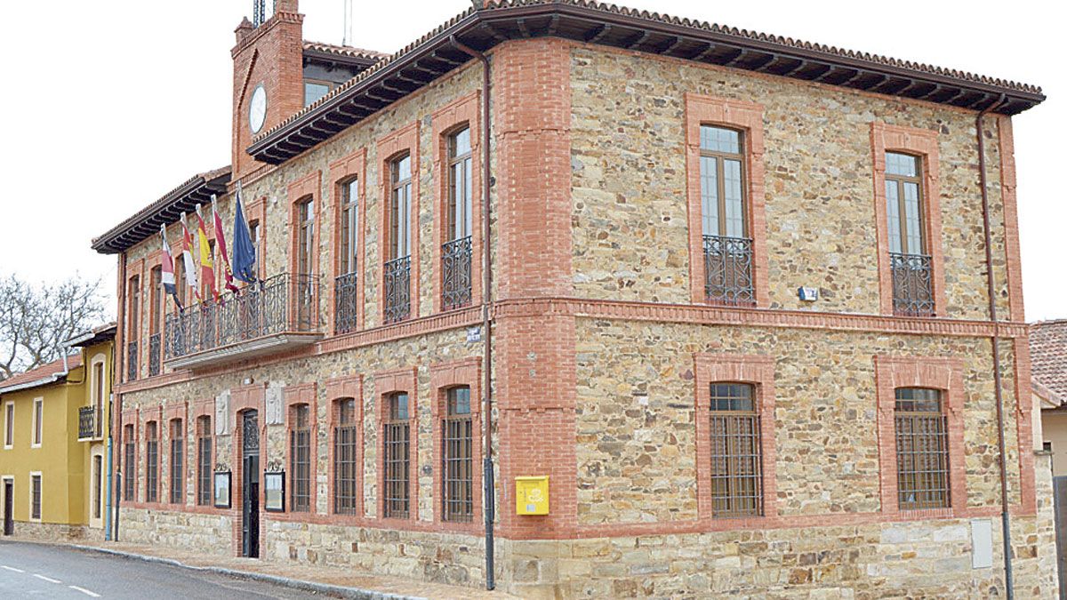 Ayuntamiento de Santa Colomba de Somoza. | P.F.